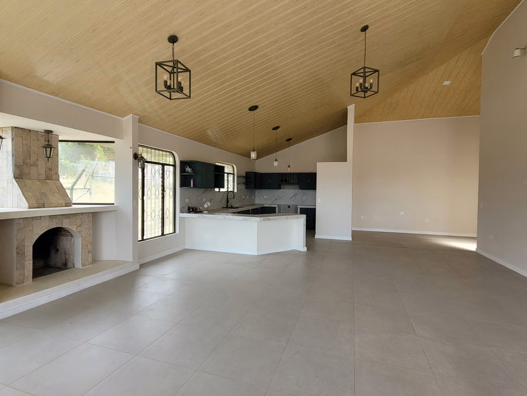 Amplia casa en alquiler con 4 habitaciones y parqueo en Santo Domingo 2