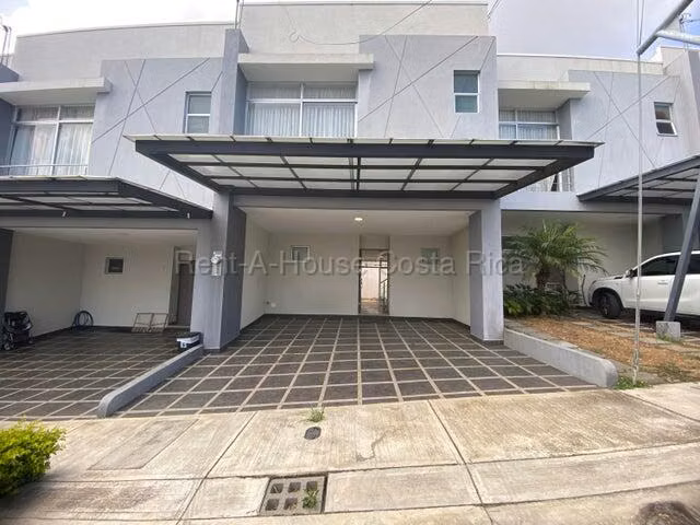Amplia casa en alquiler con 4 habitaciones y parqueo en Santo Domingo 11