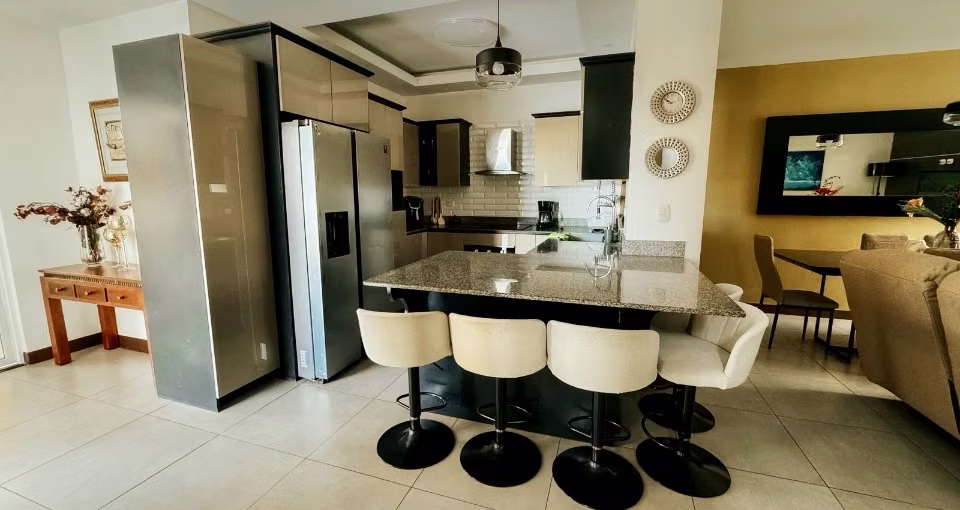 Amplia casa en alquiler con 4 habitaciones y parqueo en Santo Domingo 12