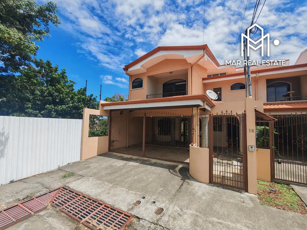 Amplia casa en alquiler con 4 habitaciones y parqueo en Santo Domingo 14