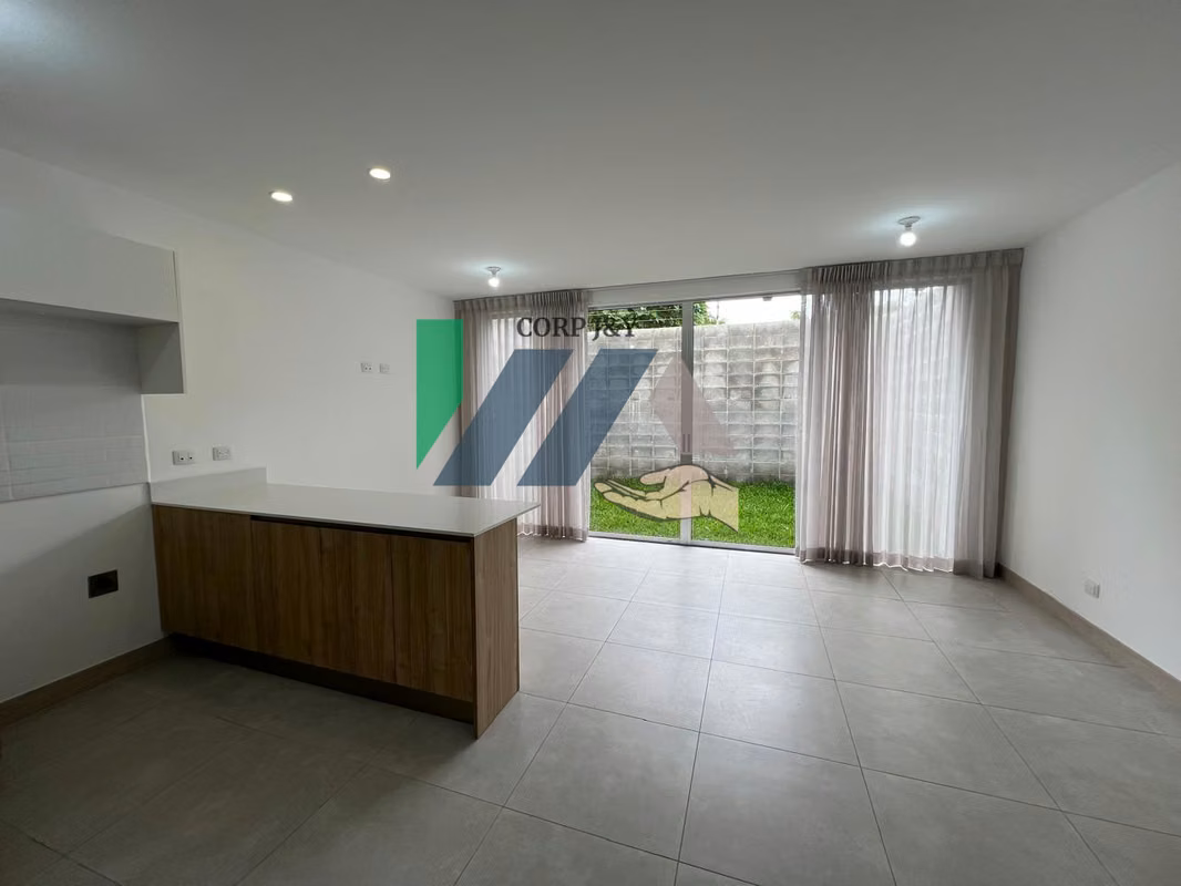 Amplia casa en alquiler con 4 habitaciones y parqueo en Santo Domingo 15