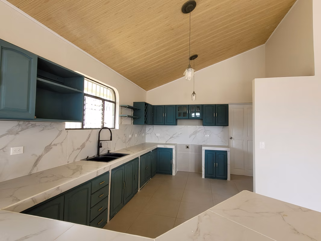Amplia casa en alquiler con 4 habitaciones y parqueo en Santo Domingo 3