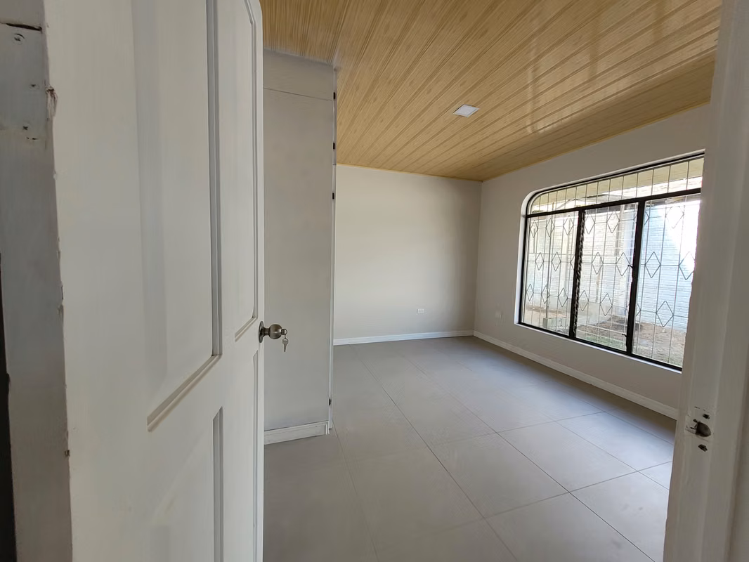Amplia casa en alquiler con 4 habitaciones y parqueo en Santo Domingo 4