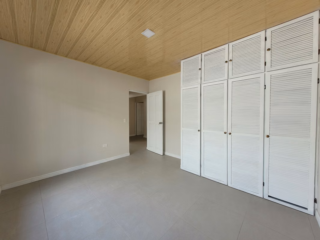 Amplia casa en alquiler con 4 habitaciones y parqueo en Santo Domingo 5