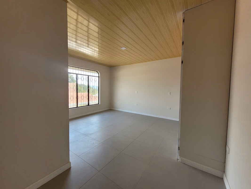 Amplia casa en alquiler con 4 habitaciones y parqueo en Santo Domingo 6