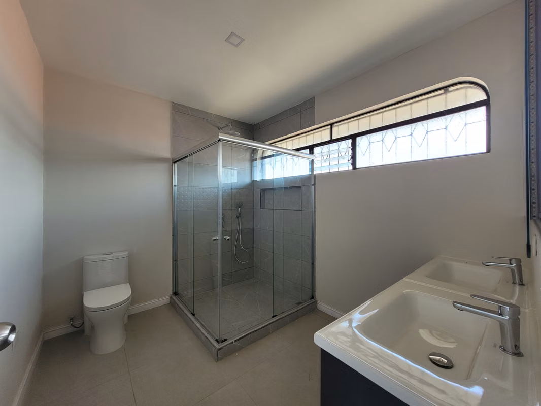 Amplia casa en alquiler con 4 habitaciones y parqueo en Santo Domingo 7
