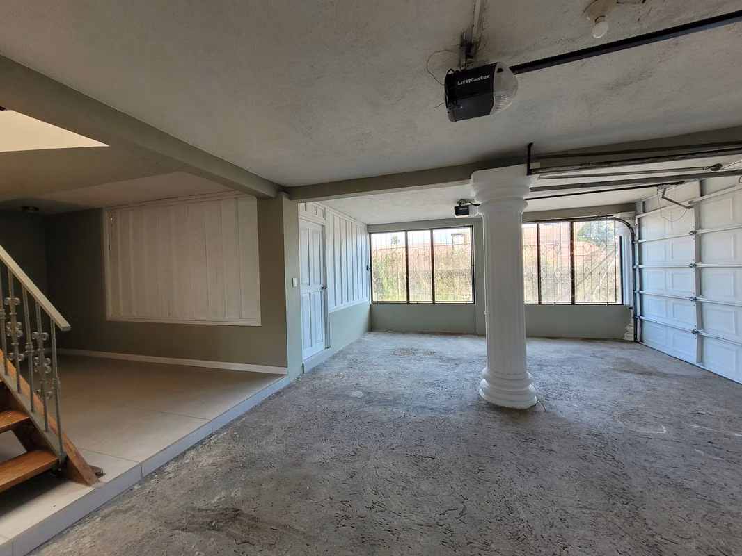 Amplia casa en alquiler con 4 habitaciones y parqueo en Santo Domingo 8