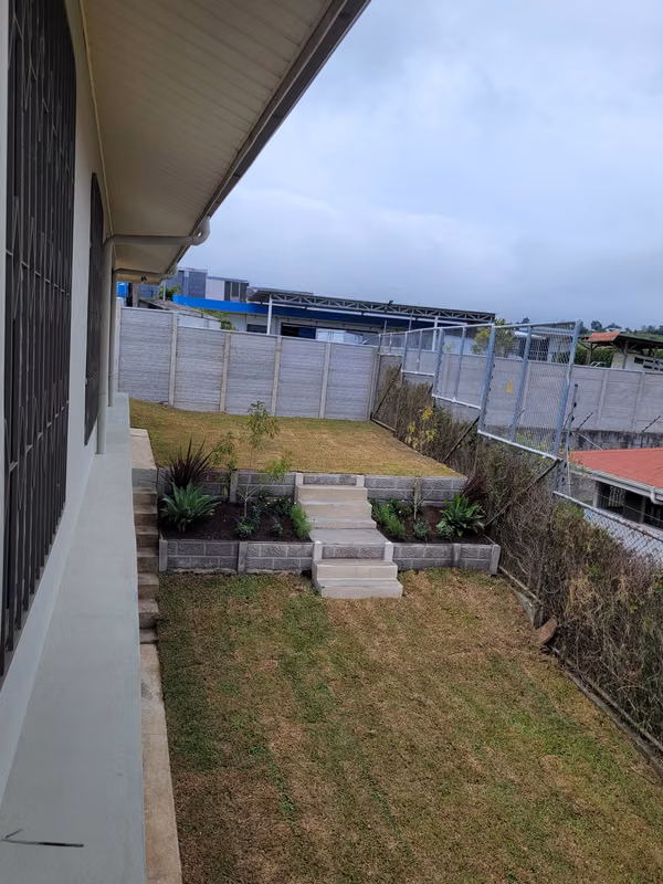 Amplia casa en alquiler con 4 habitaciones y parqueo en Santo Domingo 9