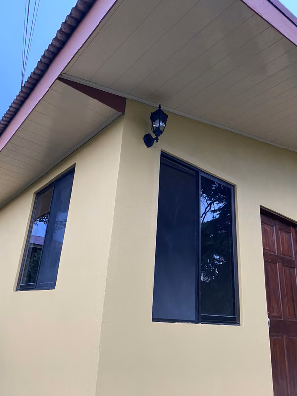 Moderna casa en condominio con amplias amenidades en Heredia 15