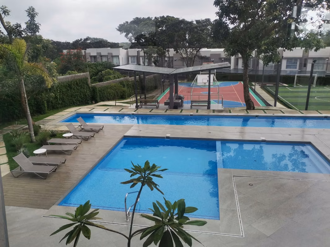 Moderna casa en condominio con amplias amenidades en Heredia 9