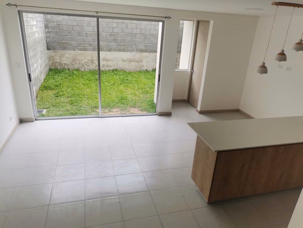 Casa moderna en condominio con amplias amenidades en Heredia 3
