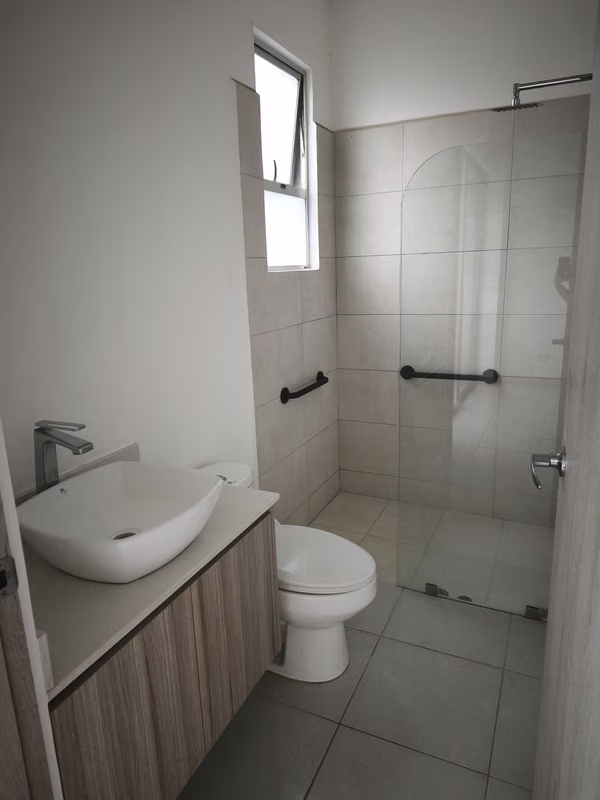 Casa moderna en condominio con amplias amenidades en Heredia 5