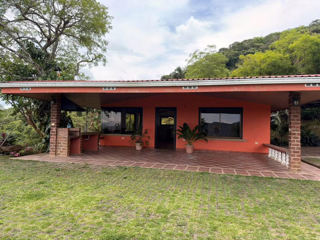 Casa tipo quinta en residencial de montaña cerca de Ciudad Colón 1