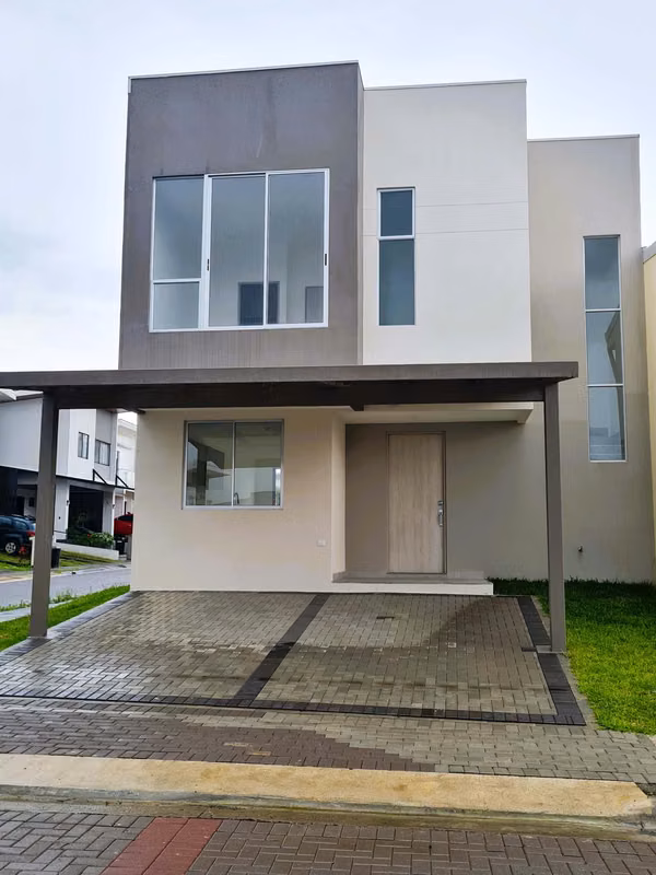 Moderna casa en condominio Hacienda El Coyol 1