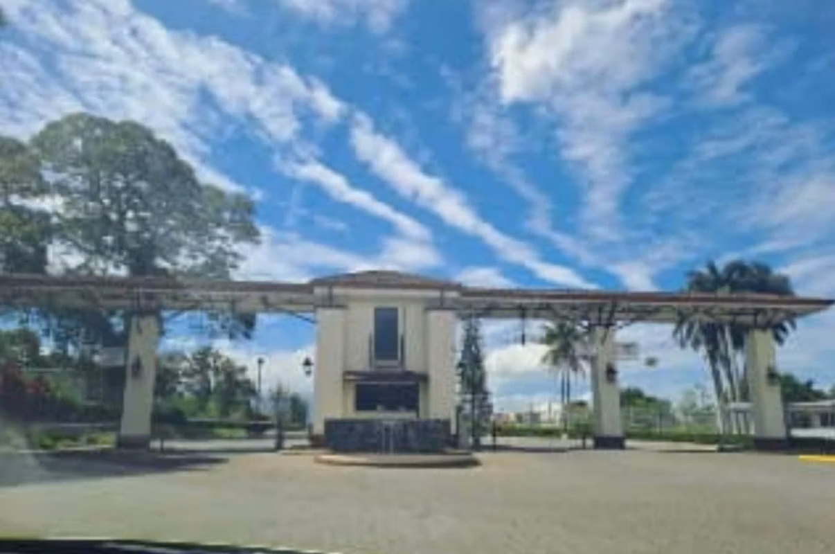 Moderna casa en condominio Hacienda El Coyol 2