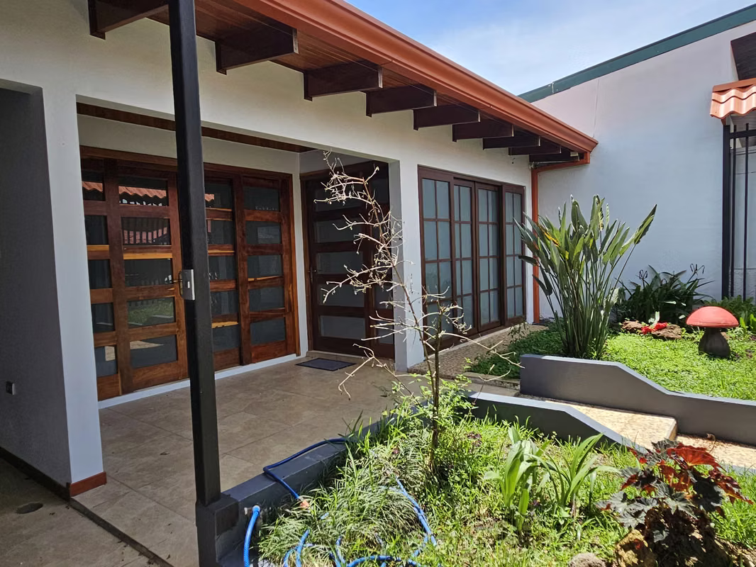 Casa cómoda y amplia en Urbanización Las Tres Marías, San Ramón 1