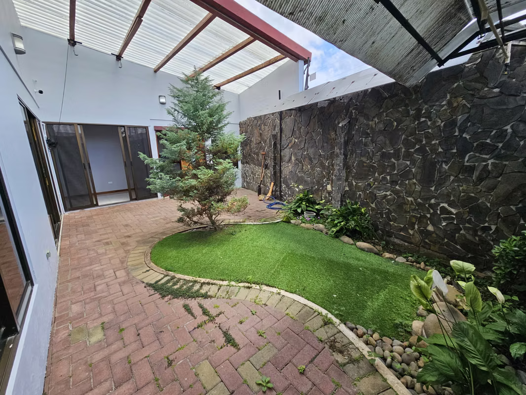 Casa cómoda y amplia en Urbanización Las Tres Marías, San Ramón 11