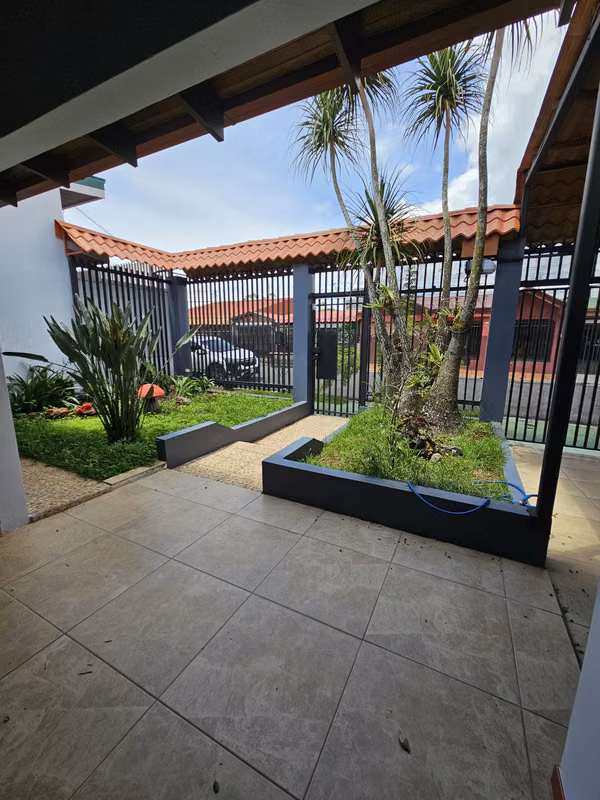 Casa cómoda y amplia en Urbanización Las Tres Marías, San Ramón 12
