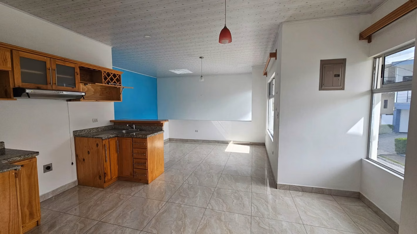 Moderno apartamento en condominio con piscina en Heredia 1