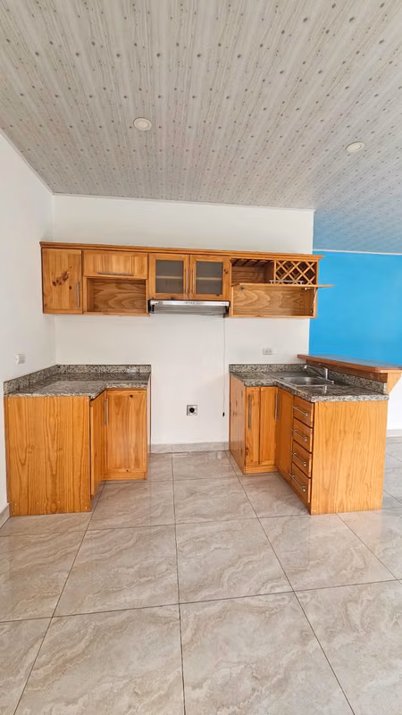 Moderno apartamento en condominio con piscina en Heredia 4