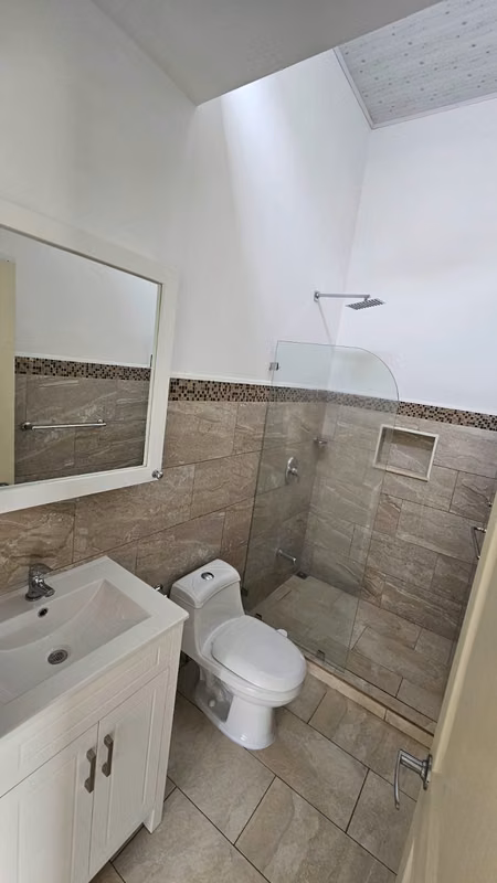 Moderno apartamento en condominio con piscina en Heredia 5
