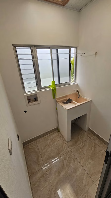 Moderno apartamento en condominio con piscina en Heredia 8