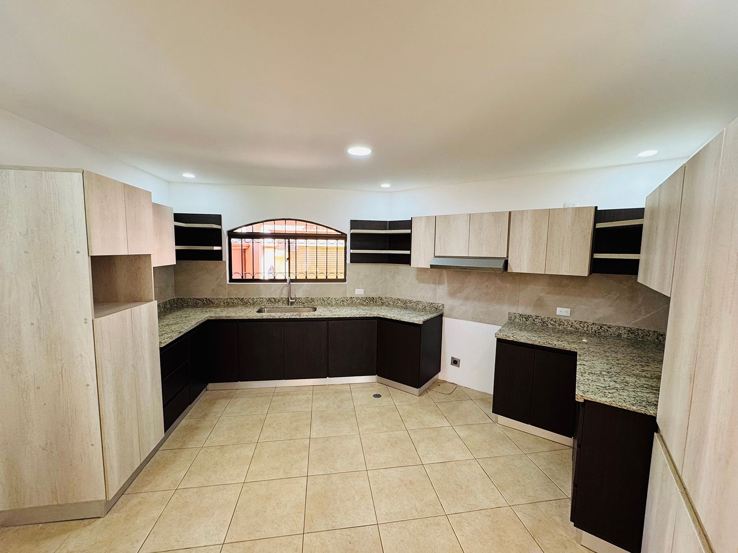 Espaciosa casa residencial de 420 m² en Guayabos, Curridabat 3