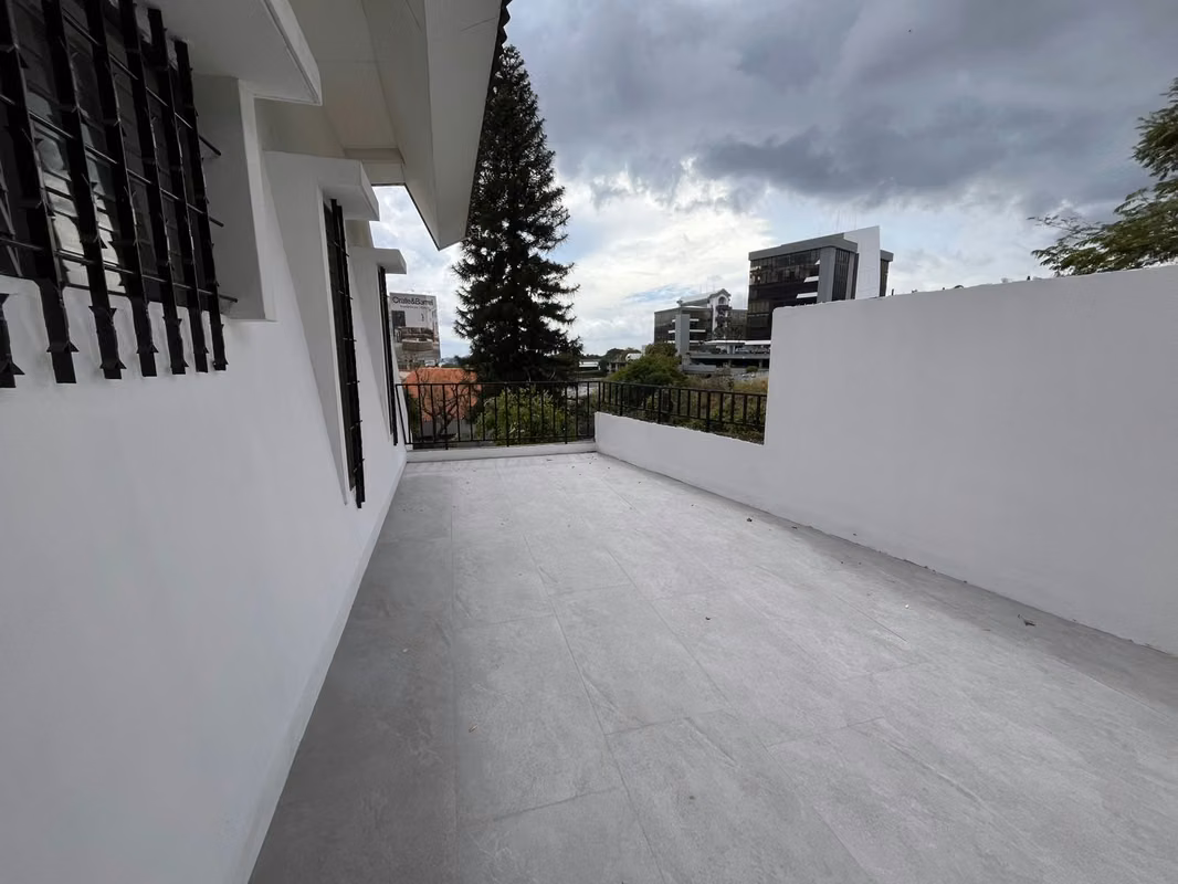 Casa amplia con espacio para parqueo en Mata Redonda 1