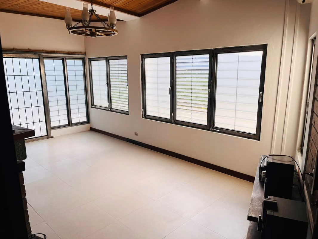 Casa amplia con espacio para parqueo en Mata Redonda 2