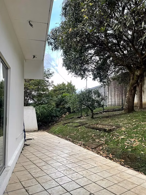 Casa amplia con espacio para parqueo en Mata Redonda 11