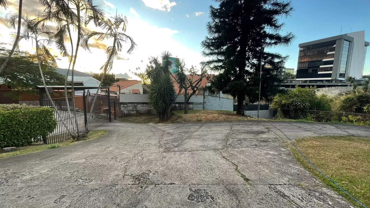 Casa amplia con espacio para parqueo en Mata Redonda 13