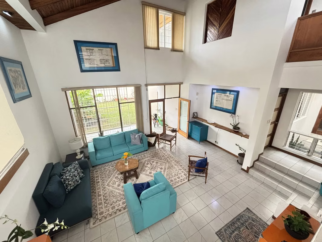 Casa amplia con espacio para parqueo en Mata Redonda 14