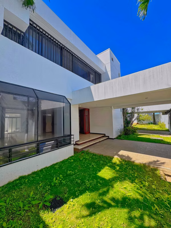 Casa amplia con espacio para parqueo en Mata Redonda 15