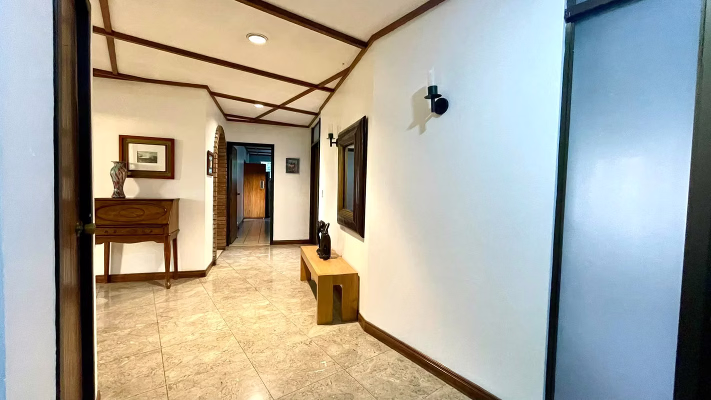 Casa amplia con espacio para parqueo en Mata Redonda 4