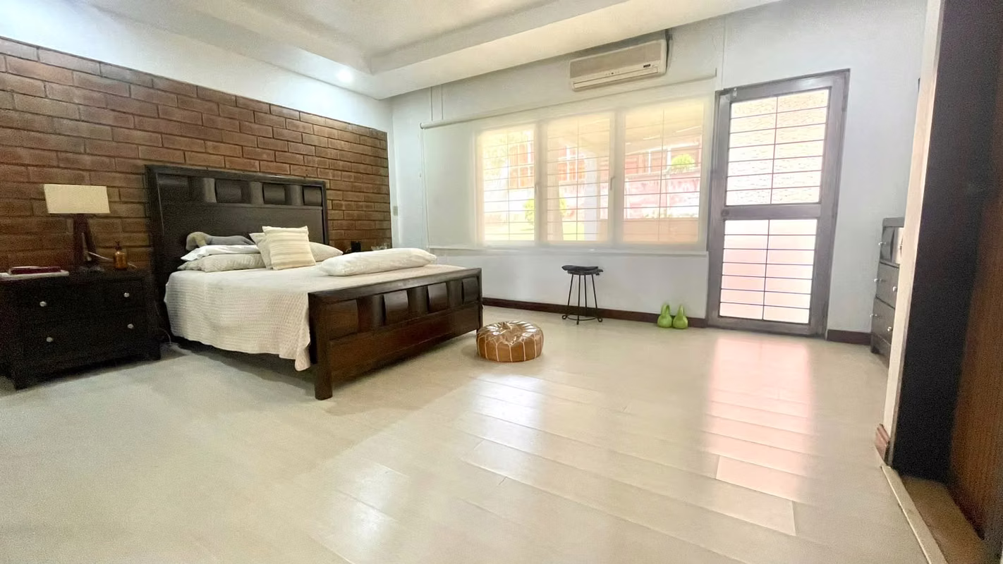 Casa amplia con espacio para parqueo en Mata Redonda 9