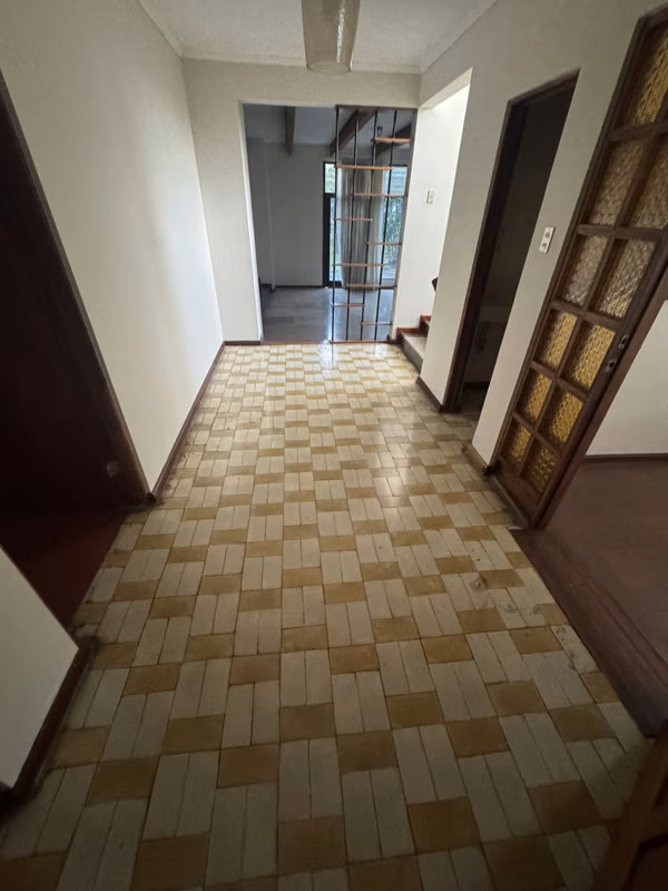 Amplia casa en Escazú con piscina y jardín 14