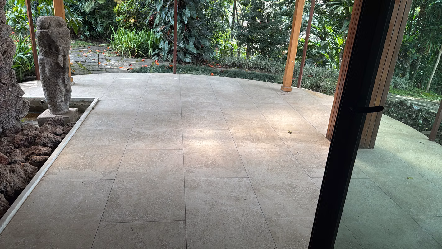 Amplia casa en Escazú con piscina y jardín 15