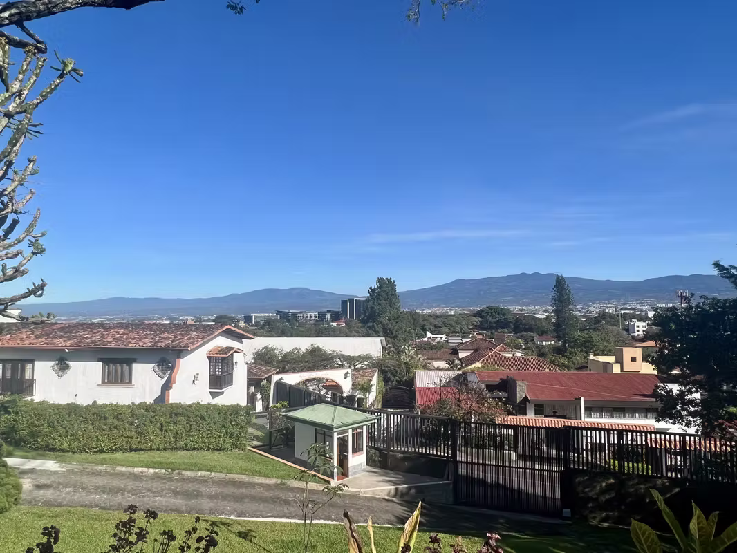 Amplia casa en Escazú con piscina y jardín 5