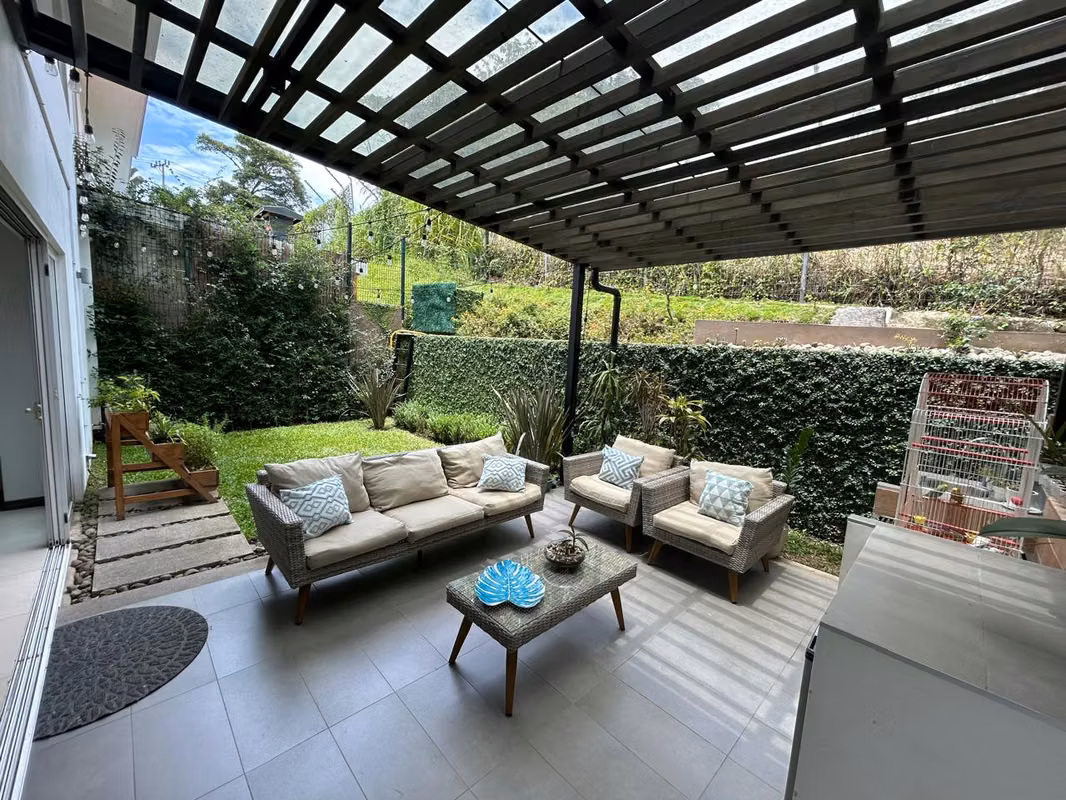 Casa en Escazú con línea blanca y amplias amenidades 1