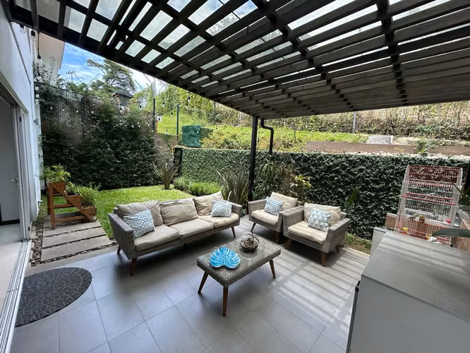 Casa en Escazú con línea blanca y amplias amenidades 2