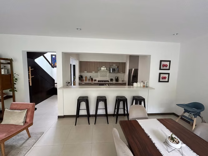 Casa en Escazú con línea blanca y amplias amenidades 13