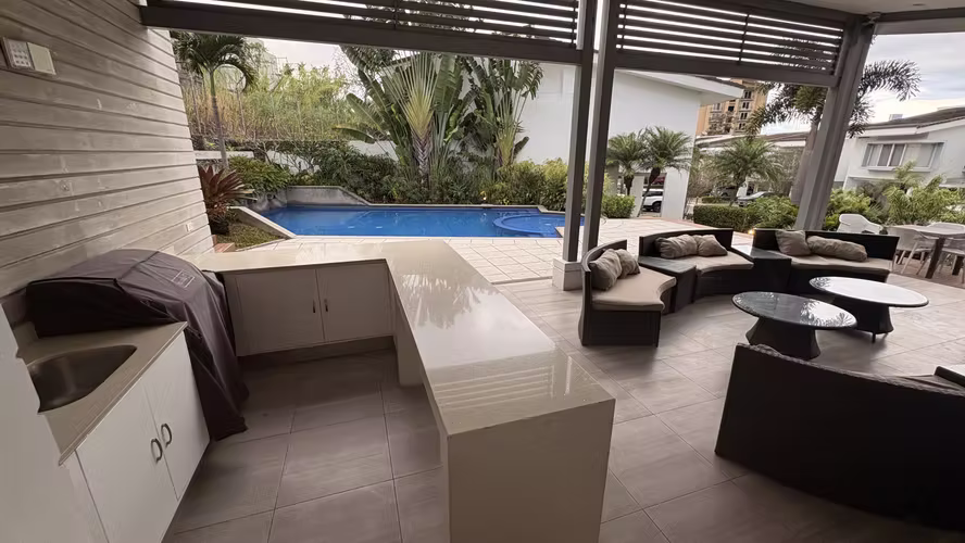 Casa en Escazú con línea blanca y amplias amenidades 14