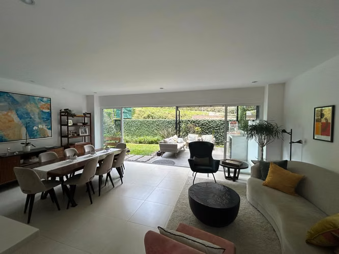 Casa en Escazú con línea blanca y amplias amenidades 4