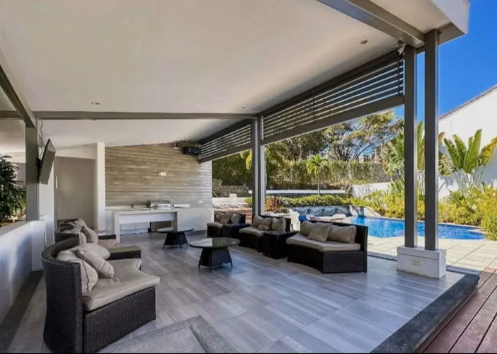 Casa en Escazú con línea blanca y amplias amenidades 6