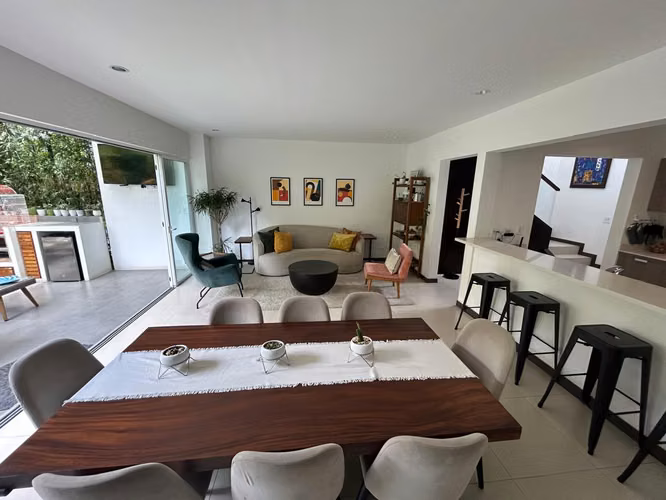 Casa en Escazú con línea blanca y amplias amenidades 10
