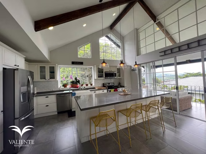 Casa Americana en alquiler en Escazú con 4 habitaciones 11