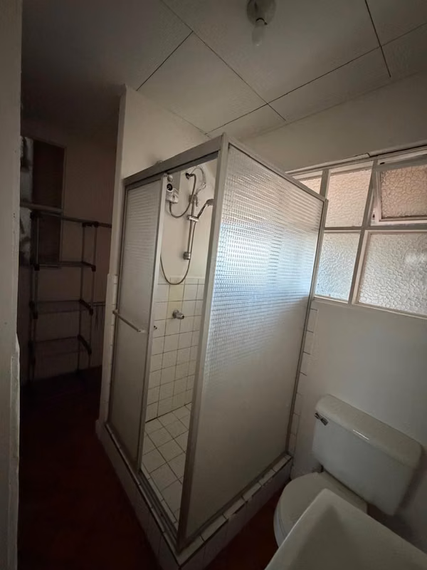 Habitación amplia con baño privado en Barrio Amón 3