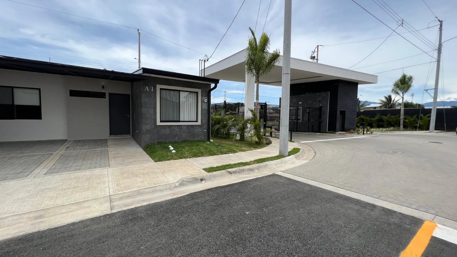 Excelente casa en condominio lindora 