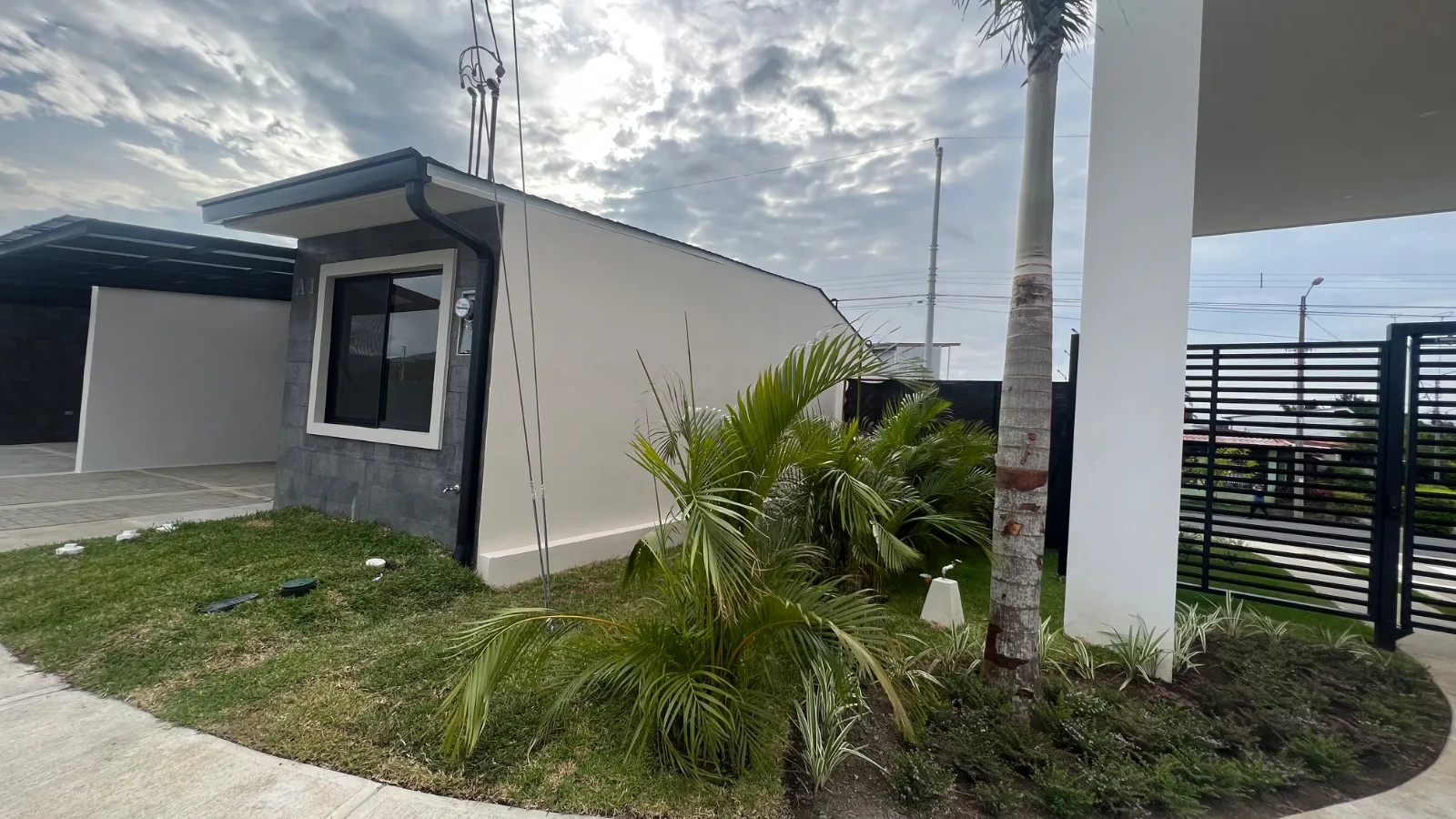 Excelente casa en condominio lindora 11