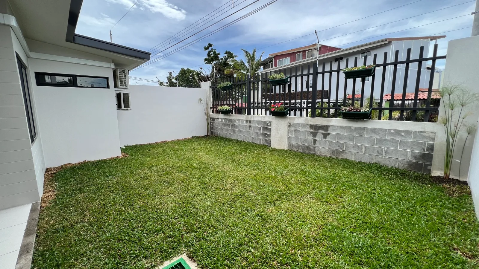 Excelente casa en condominio lindora 4